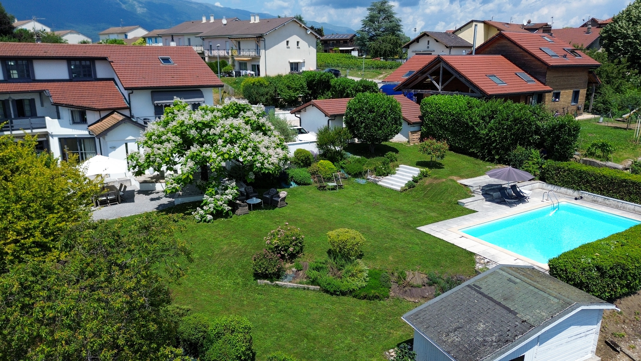 Maison de village avec deux logements - Magnifique jardin avec piscine