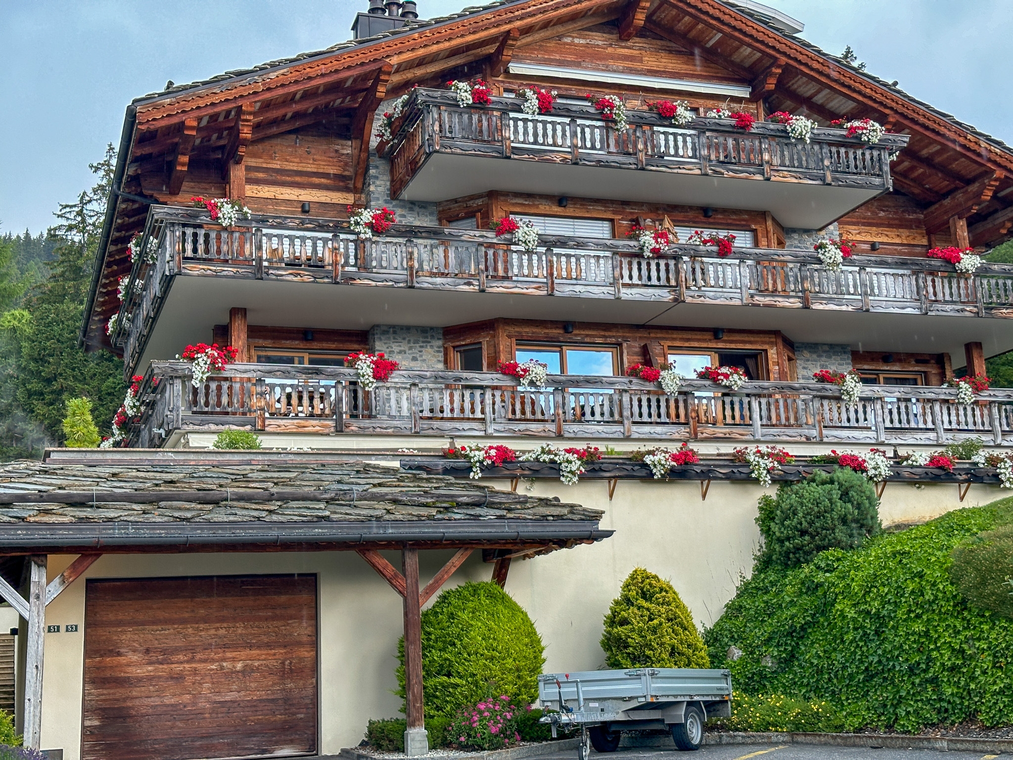 4,5 pièces meublé de haut-standing- Jardin, terrasse, balcon, garage.