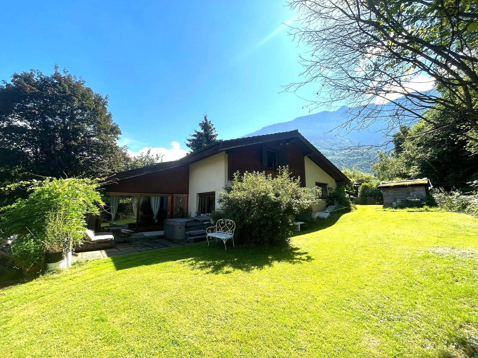 Magnifique maison de 6 pièces / 4 CHB / 2 SDB / jacuzzi / jardin arboré et clôturé de 1051m²